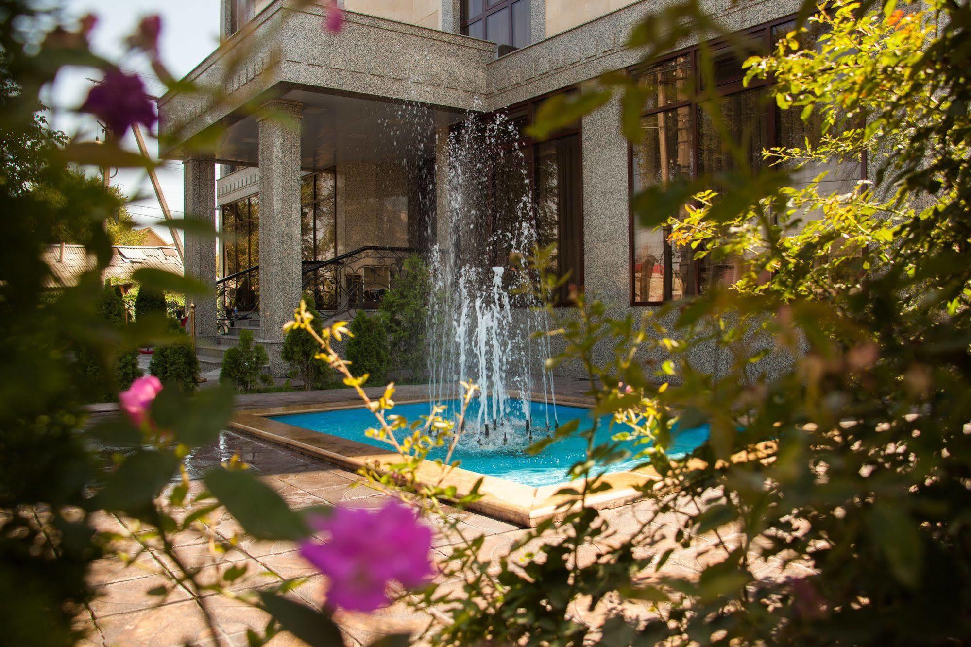 Discovery Hotel Bishkek Exterior foto